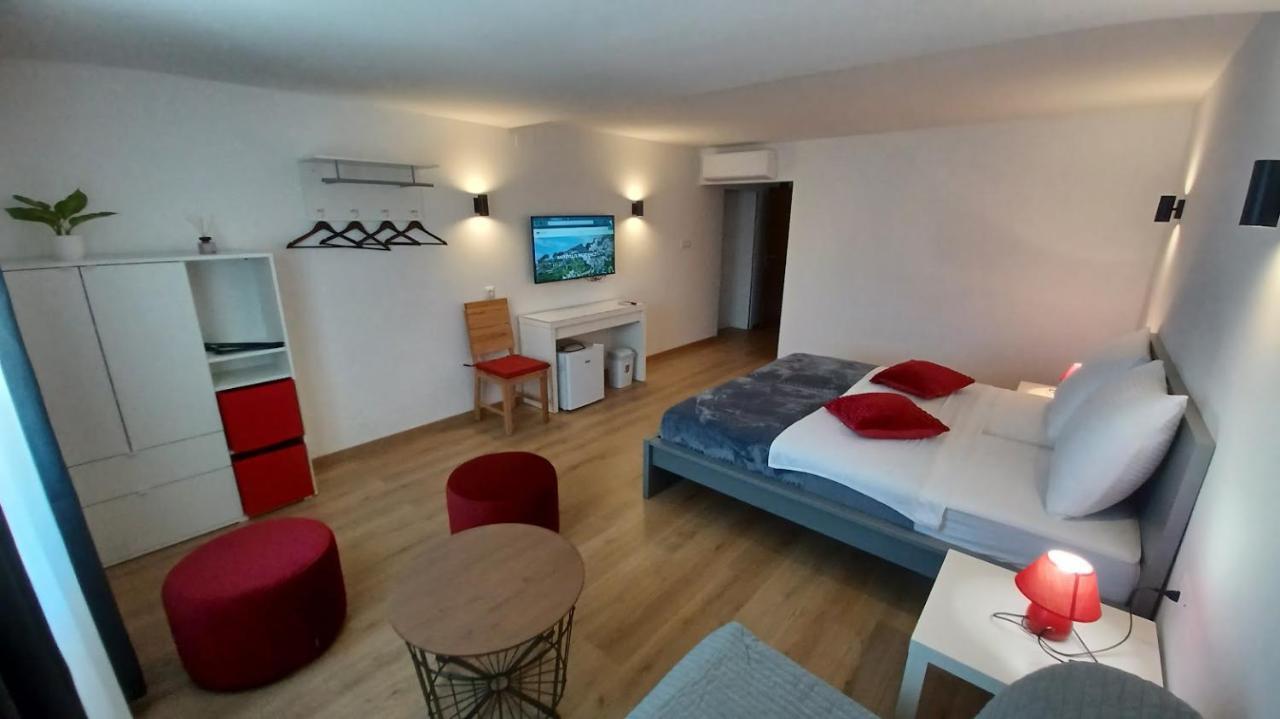 Amaryllis Residence, Apartment Diana & Deluxe Rooms With Shared Kitchen Veli Lošinj Екстериор снимка