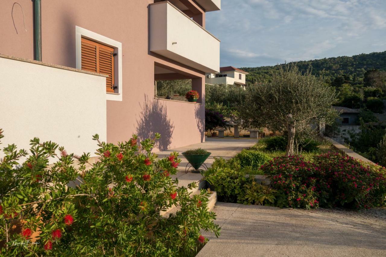 Amaryllis Residence, Apartment Diana & Deluxe Rooms With Shared Kitchen Veli Lošinj Екстериор снимка
